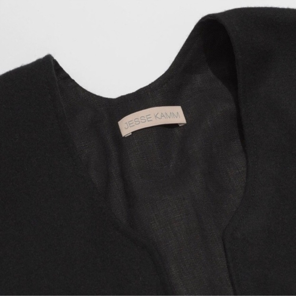 Jesse Kamm Ama Warming Cape in black wool/linen - Picture 5 of 7